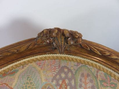 Deux fauteuils en noyer mouluré et sculpté...