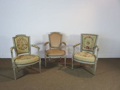 Trois fauteuils en bois laqué gris mouluré...