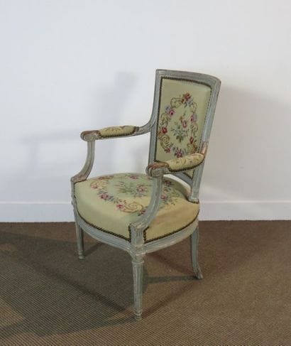 Rare fauteuil en bois laqué gris en hêtre...
