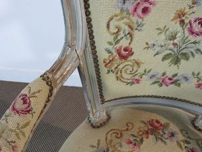 Rare fauteuil en bois laqué gris en hêtre...
