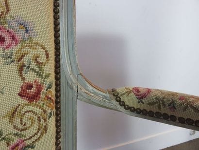 Rare fauteuil en bois laqué gris en hêtre...