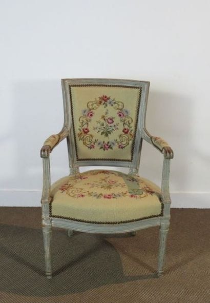 Rare fauteuil en bois laqué gris en hêtre...