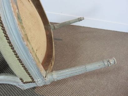Rare fauteuil en bois laqué gris en hêtre...