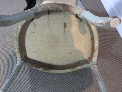 Rare fauteuil en bois laqué gris en hêtre...