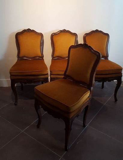 Suite de quatre chaises en noyer mouluré...