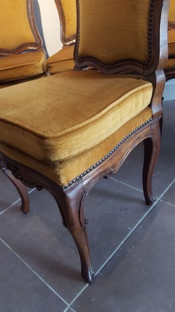 Suite de quatre chaises en noyer mouluré...