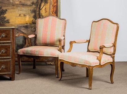 Paire de fauteuils en noyer mouluré et sculpté....