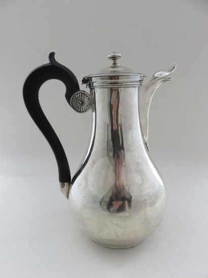 Cafetière en argent. Modèle uni à fond plat,...