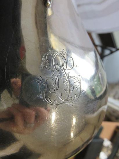 Cafetière en argent. Modèle uni à fond plat,...