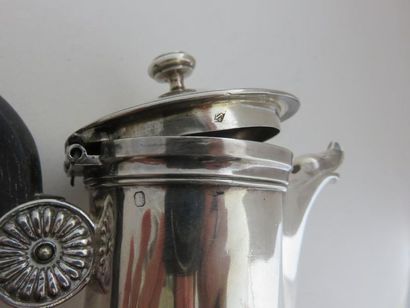 Cafetière en argent. Modèle uni à fond plat,...