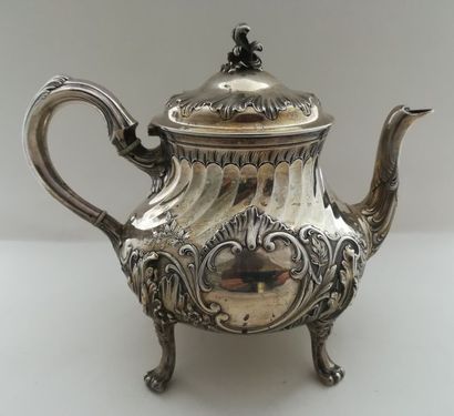 Théière en argent. Modèle néo-rocaille à...
