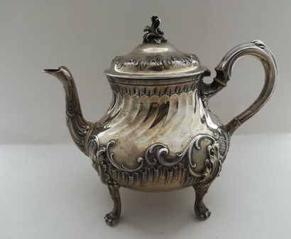 Théière en argent. Modèle néo-rocaille à...