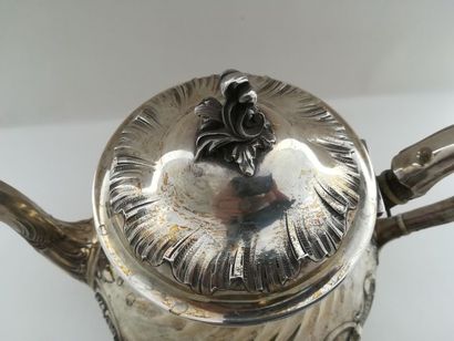 Théière en argent. Modèle néo-rocaille à...