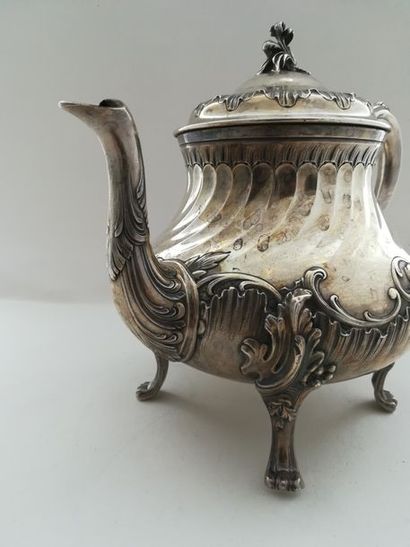 Théière en argent. Modèle néo-rocaille à...
