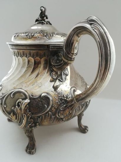 Théière en argent. Modèle néo-rocaille à...
