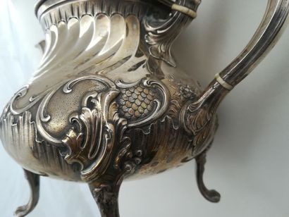 Théière en argent. Modèle néo-rocaille à...