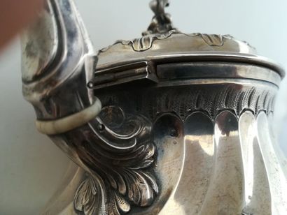 Théière en argent. Modèle néo-rocaille à...