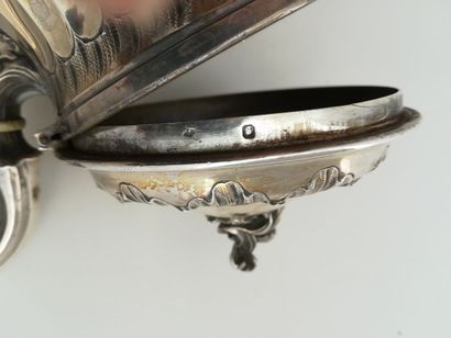 Théière en argent. Modèle néo-rocaille à...