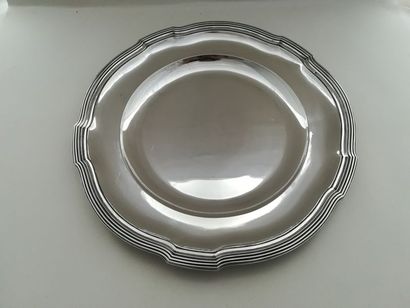 Plat circulaire en argent. Modèle à filets,...