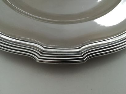 Plat circulaire en argent. Modèle à filets,...