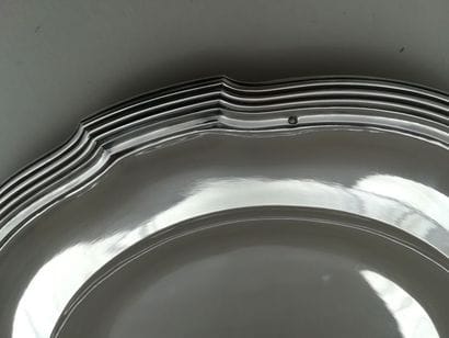 Plat circulaire en argent. Modèle à filets,...