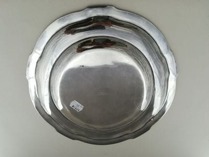 Plat circulaire en argent. Modèle à filets,...