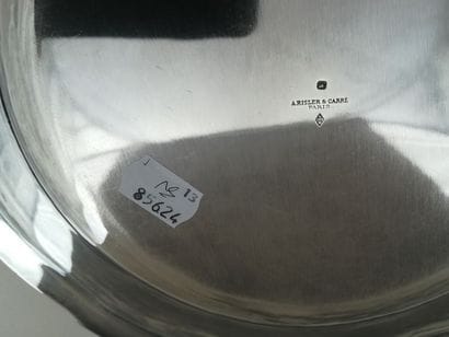 Plat circulaire en argent. Modèle à filets,...