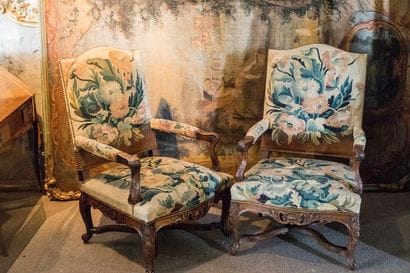 Paire de larges fauteuils en noyer mouluré...