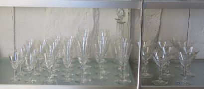 BACCARAT Service de verres à pied en cristal...