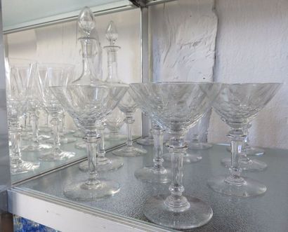 BACCARAT Service de verres à pied en cristal...