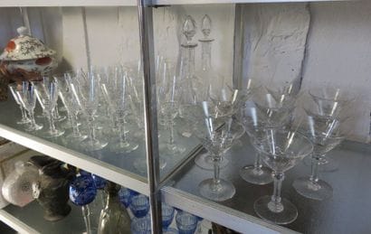 BACCARAT Service de verres à pied en cristal...