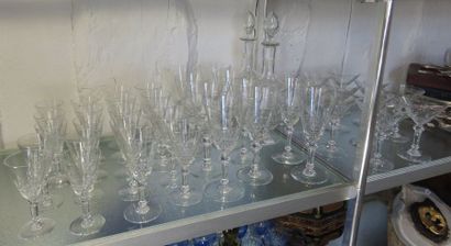 BACCARAT Service de verres à pied en cristal...