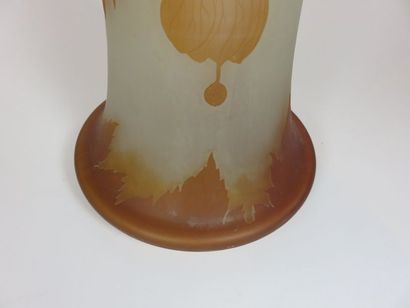 GALLE Grand vase en verre à décor dégagé...