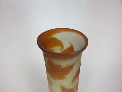GALLE Grand vase en verre à décor dégagé...
