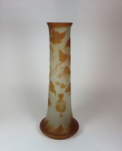 GALLE Grand vase en verre à décor dégagé...