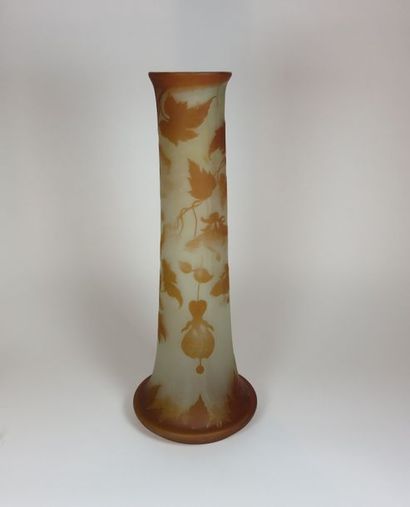 GALLE Grand vase en verre à décor dégagé...