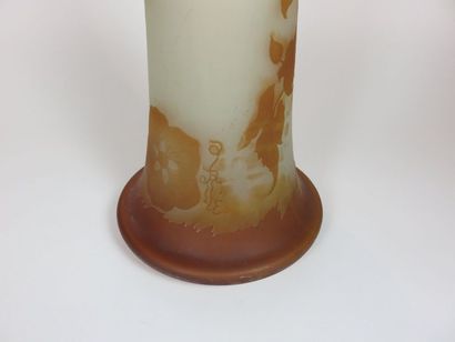 GALLE Grand vase en verre à décor dégagé...