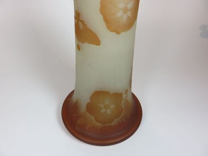 GALLE Grand vase en verre à décor dégagé...
