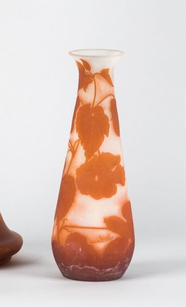 GALLE Vase piriforme à col légèrement évasé...