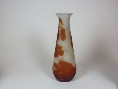 GALLE Vase piriforme à col légèrement évasé...