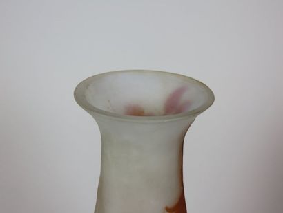 GALLE Vase piriforme à col légèrement évasé...