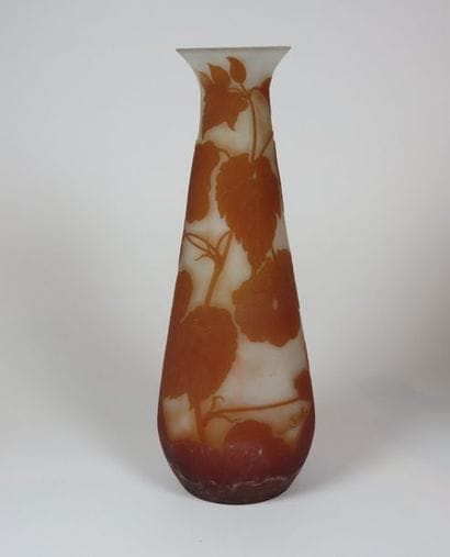 GALLE Vase piriforme à col légèrement évasé...