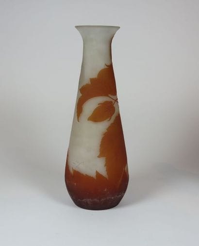 GALLE Vase piriforme à col légèrement évasé...