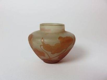 GALLE Petit vase pansu en verre à décor dégagé...