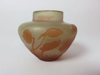 GALLE Petit vase pansu en verre à décor dégagé...