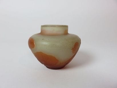 GALLE Petit vase pansu en verre à décor dégagé...