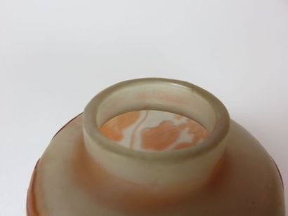 GALLE Petit vase pansu en verre à décor dégagé...