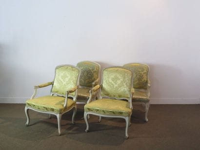 Rare suite de quatre fauteuils à dossier...
