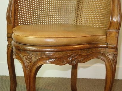 Fauteuil de bureau en hêtre mouluré et sculpté...