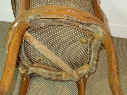 Fauteuil de bureau en hêtre mouluré et sculpté...